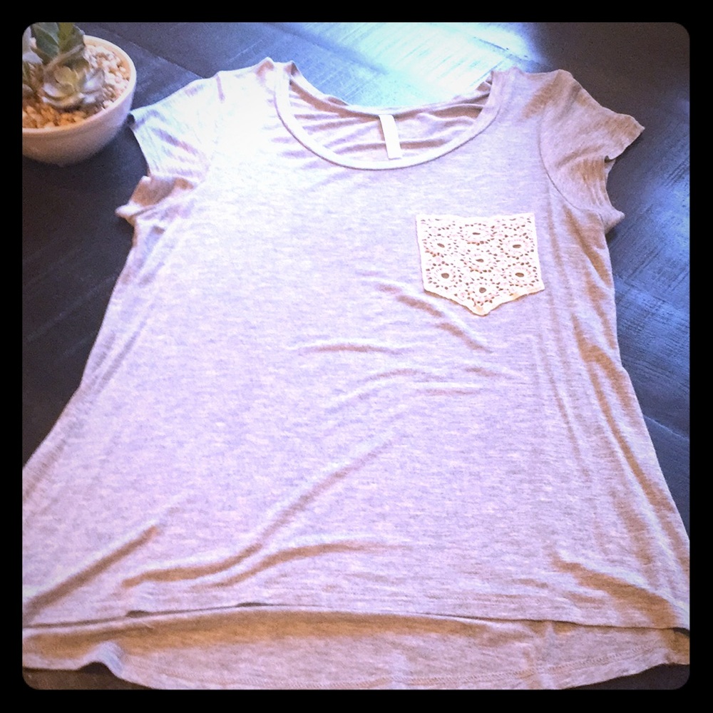 Grey T with crochet pocket